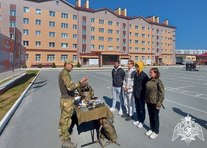 В Новосибирске военнослужащие и сотрудники Росгвардии организовали для школьников день открытых дверей