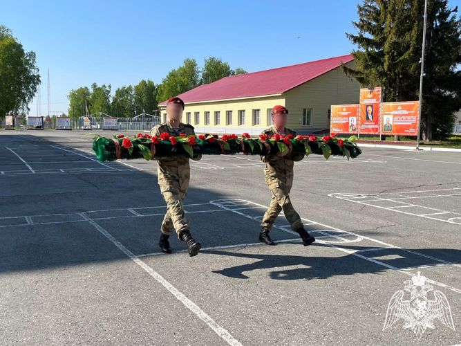 В Новосибирске отряду спецназа Росгвардии переданы тетради с изображением героев спецоперации
