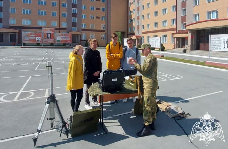 В Новосибирске военнослужащие и сотрудники Росгвардии организовали для школьников день открытых дверей