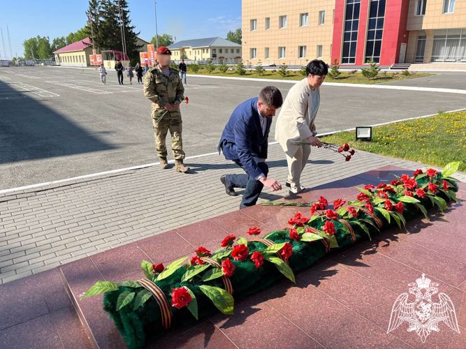В Новосибирске отряду спецназа Росгвардии переданы тетради с изображением героев спецоперации