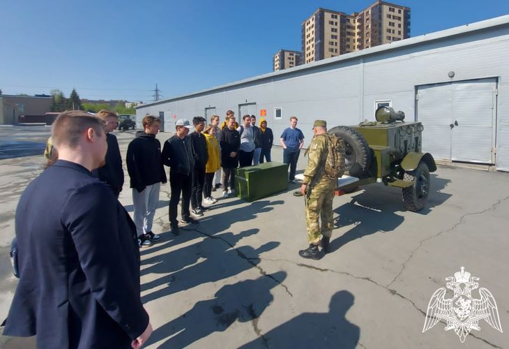 В Новосибирске военнослужащие и сотрудники Росгвардии организовали для школьников день открытых дверей