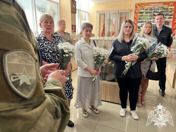 В Новосибирске отряду спецназа Росгвардии переданы тетради с изображением героев спецоперации