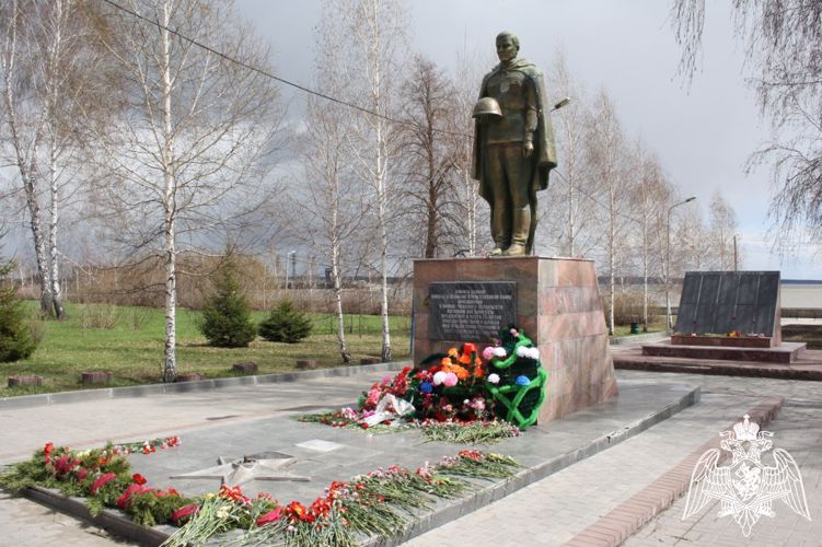 В Новосибирске ко Дню Победы сотрудники Росгвардии отреставрировали памятник воину-освободителю