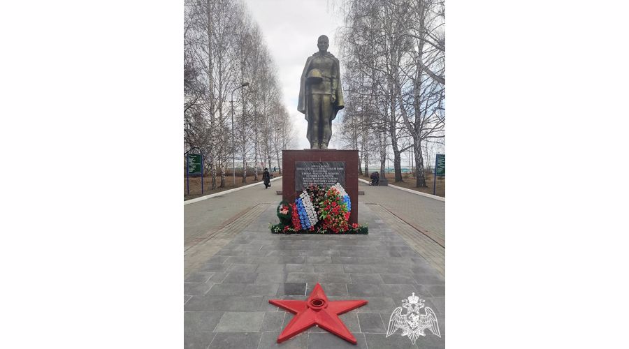 В Новосибирске ко Дню Победы сотрудники Росгвардии отреставрировали памятник воину-освободителю