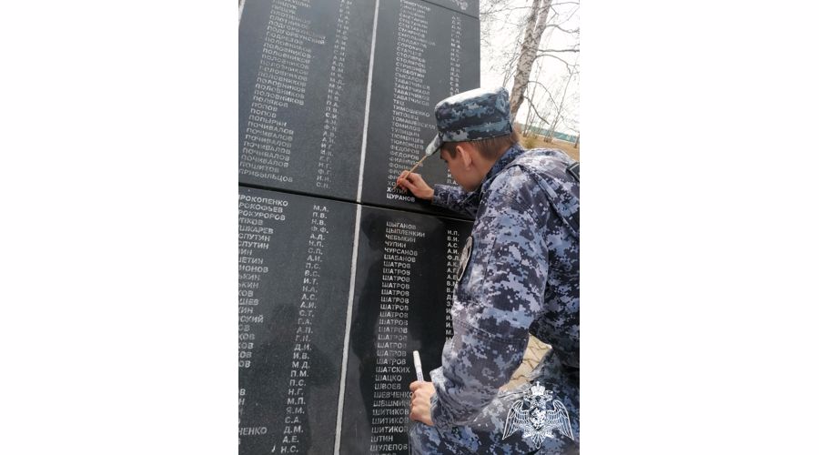 В Новосибирске ко Дню Победы сотрудники Росгвардии отреставрировали памятник воину-освободителю