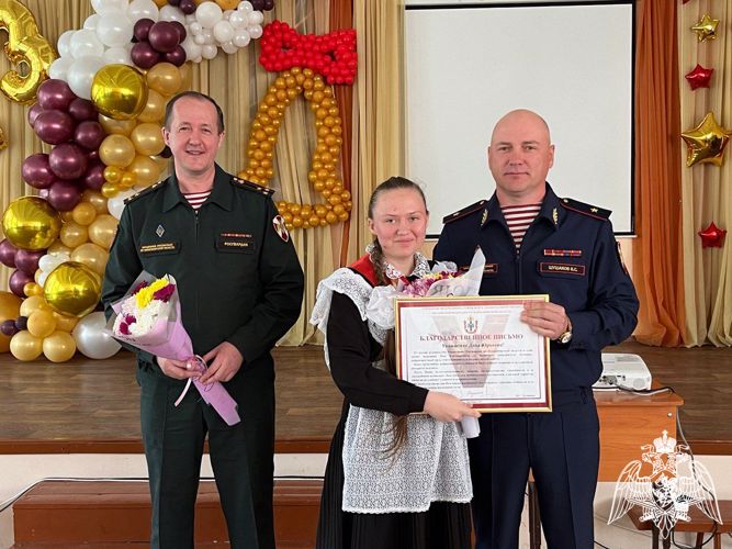 Начальник Управления Росгвардии по Новосибирской области поздравил выпускников подшефной школы с последним звонком