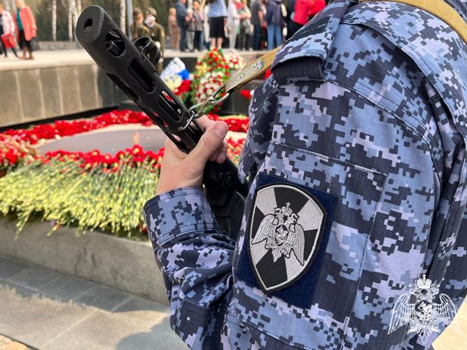 В Новосибирске  в преддверии Дня Победы сотрудники Росгвардии заступили в почётный караул у Вечного огня