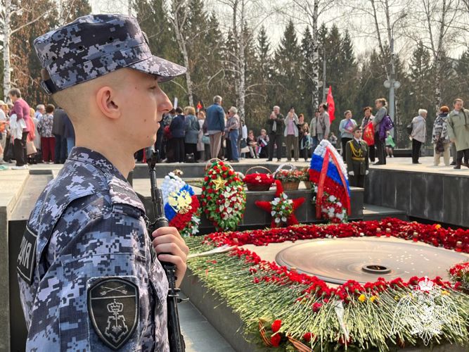 В Новосибирске  в преддверии Дня Победы сотрудники Росгвардии заступили в почётный караул у Вечного огня
