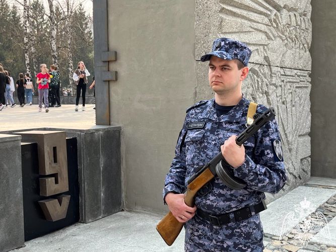 В Новосибирске  в преддверии Дня Победы сотрудники Росгвардии заступили в почётный караул у Вечного огня