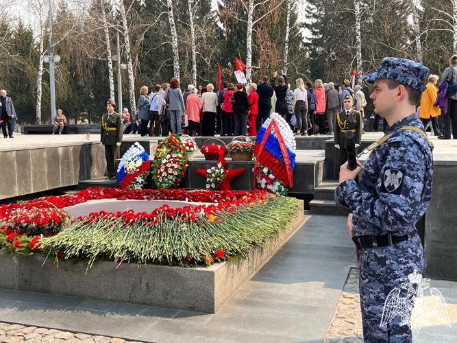 В Новосибирске в преддверии Дня Победы сотрудники Росгвардии заступили в почётный караул у Вечного огня