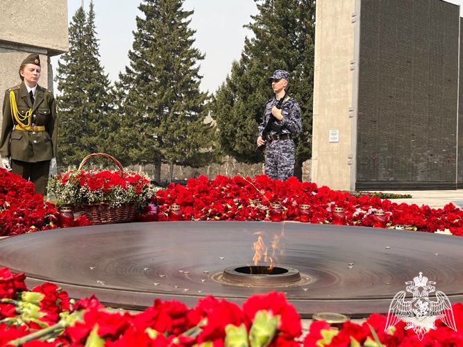 В Новосибирске  в преддверии Дня Победы сотрудники Росгвардии заступили в почётный караул у Вечного огня