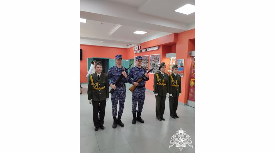 В Новосибирске  в преддверии Дня Победы сотрудники Росгвардии заступили в почётный караул у Вечного огня
