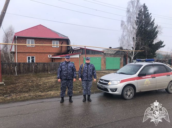 В Новосибирской области сотрудники вневедомственной охраны Росгвардии спасли на пожаре семью с детьми