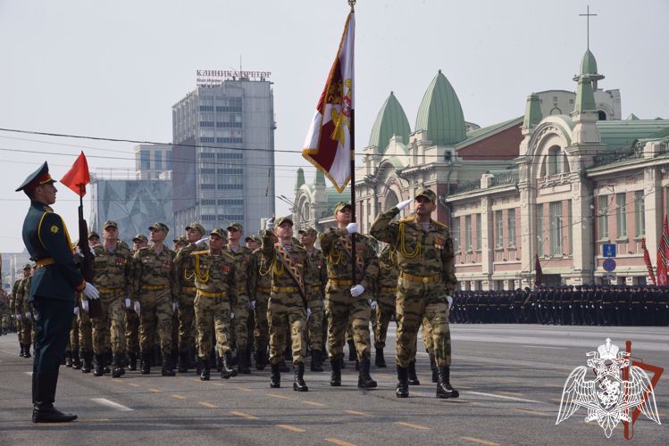 Парадные расчёты Росгвардии прошли торжественным маршем по главной площади Сибири в День Победы
