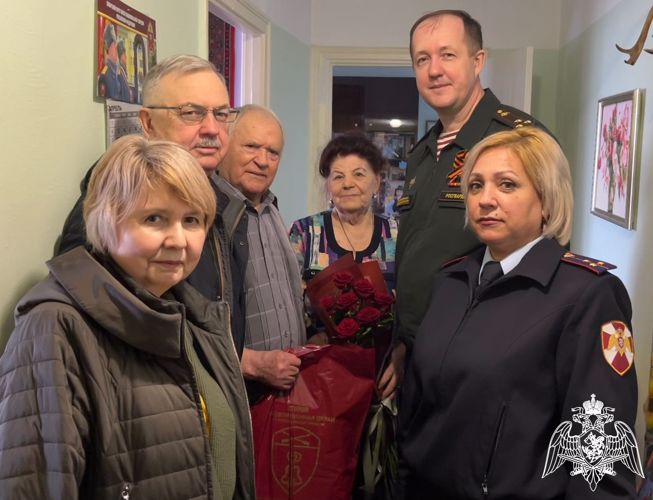 В Новосибирске сотрудники и ветераны Росгвардии поздравили с наступающим Днем Победы труженика тыла