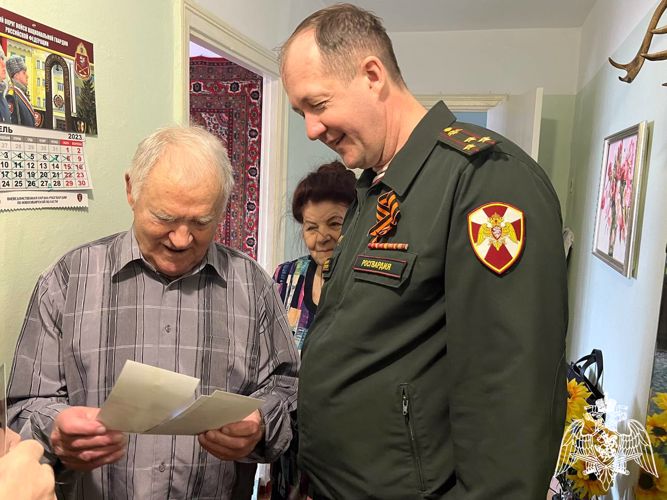  В Новосибирске сотрудники и ветераны Росгвардии поздравили с наступающим Днем Победы труженика тыла