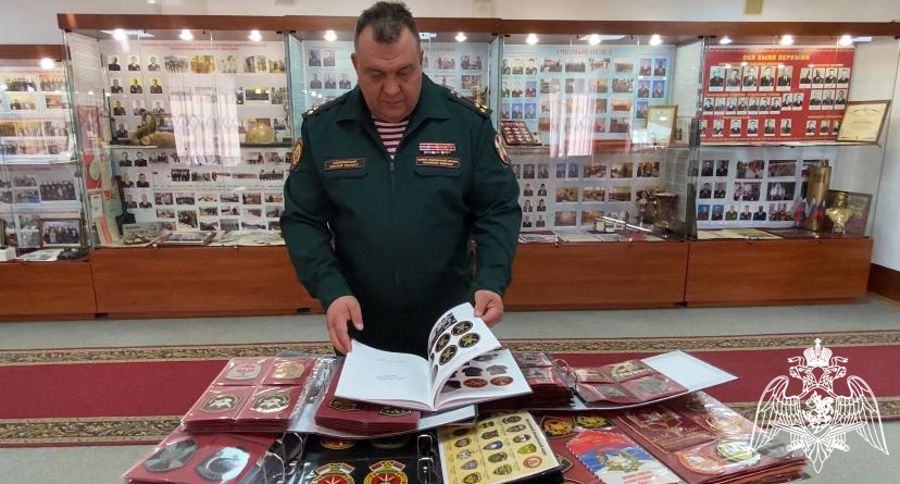 Ветеран Росгвардии собрал уникальную коллекцию нарукавных знаков, ставшую основой многотомника о символике спецподразделений России (ВИДЕО)