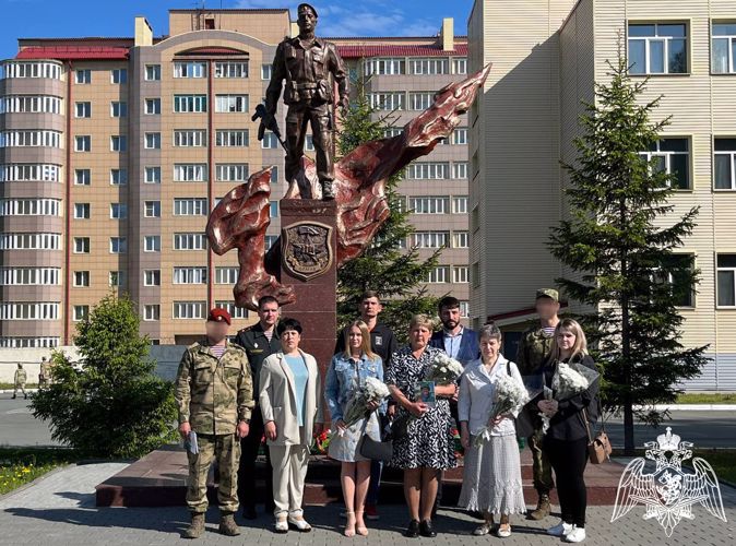 В Новосибирске отряду спецназа Росгвардии переданы тетради с изображением героев спецоперации