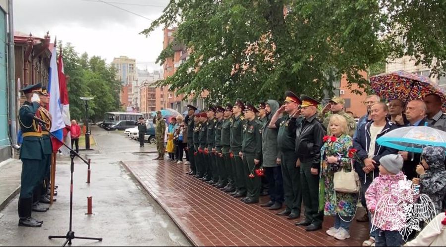 Мемориальную доску в память о погибшем военнослужащем Росгвардии открыли в Новосибирске
