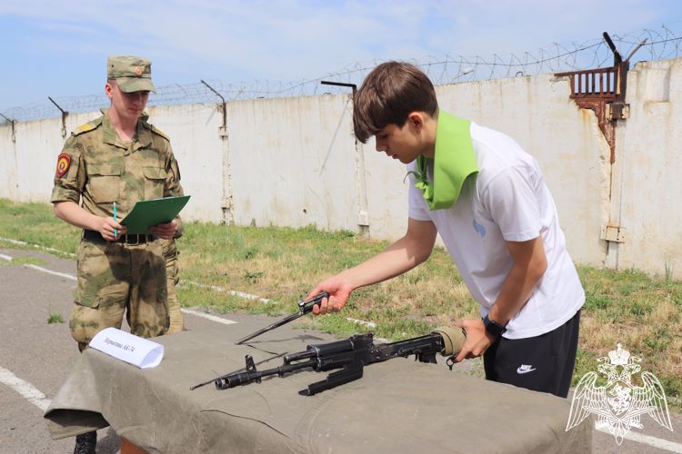 В Новосибирском военном институте Росгвардии состоялась военно-спортивная игра «Зарница» для детей