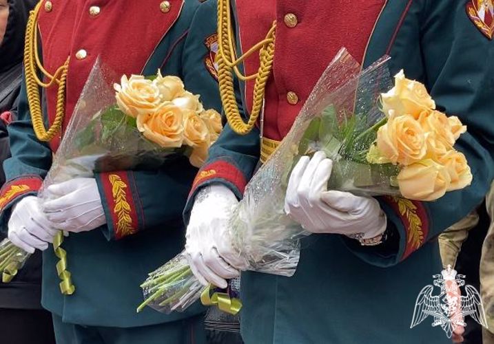 Мемориальную доску в память о погибшем военнослужащем Росгвардии открыли в Новосибирске