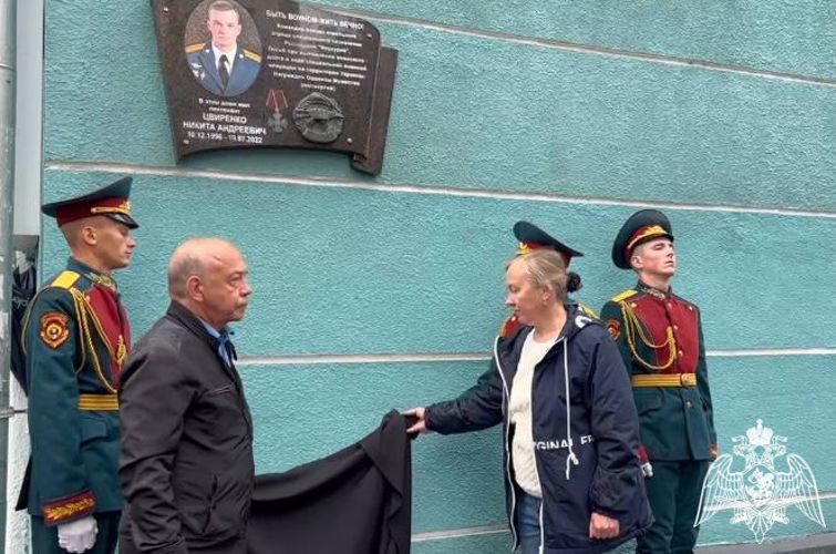 Мемориальную доску в память о погибшем военнослужащем Росгвардии открыли в Новосибирске