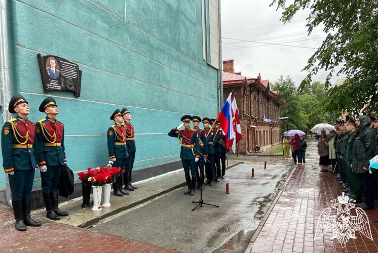 Мемориальную доску в память о погибшем военнослужащем Росгвардии открыли в Новосибирске