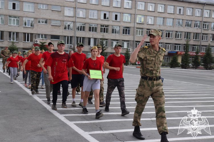 В Новосибирском военном институте Росгвардии состоялась военно-спортивная игра «Зарница» для детей