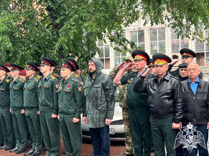 Мемориальную доску в память о погибшем военнослужащем Росгвардии открыли в Новосибирске