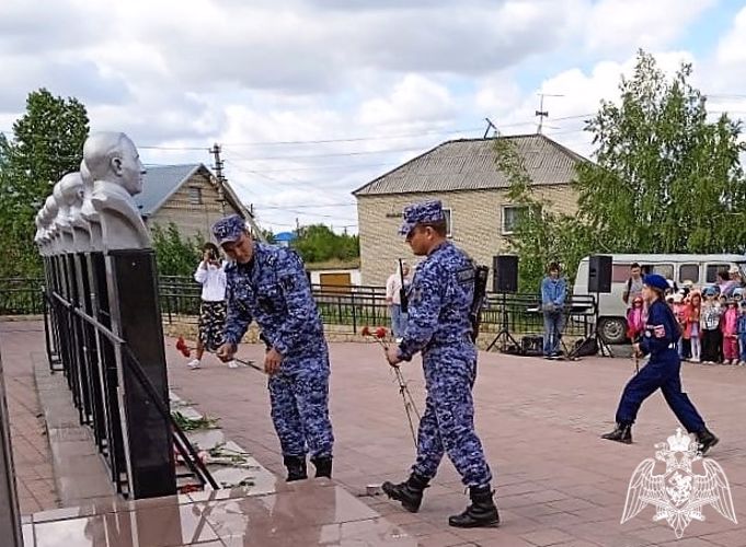 Сотрудники и военнослужащие Росгвардии приняли участие в мероприятиях, приуроченных ко Дню памяти и скорби  