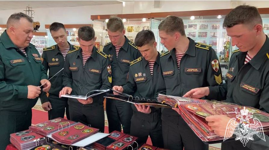 Ветеран Росгвардии собрал уникальную коллекцию нарукавных знаков, ставшую основой многотомника о символике спецподразделений России (ВИДЕО)