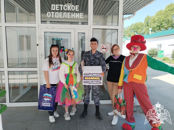 Сотрудники вневедомственной охраны Росгвардии поздравили с Днем защиты детей пациентов детской больницы