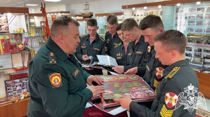 Ветеран Росгвардии собрал уникальную коллекцию нарукавных знаков, ставшую основой многотомника о символике спецподразделений России (ВИДЕО)