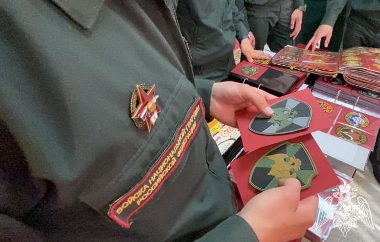 Ветеран Росгвардии собрал уникальную коллекцию нарукавных знаков, ставшую основой многотомника о символике спецподразделений России (ВИДЕО)