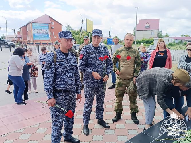 Сотрудники и военнослужащие Росгвардии приняли участие в мероприятиях, приуроченных ко Дню памяти и скорби  