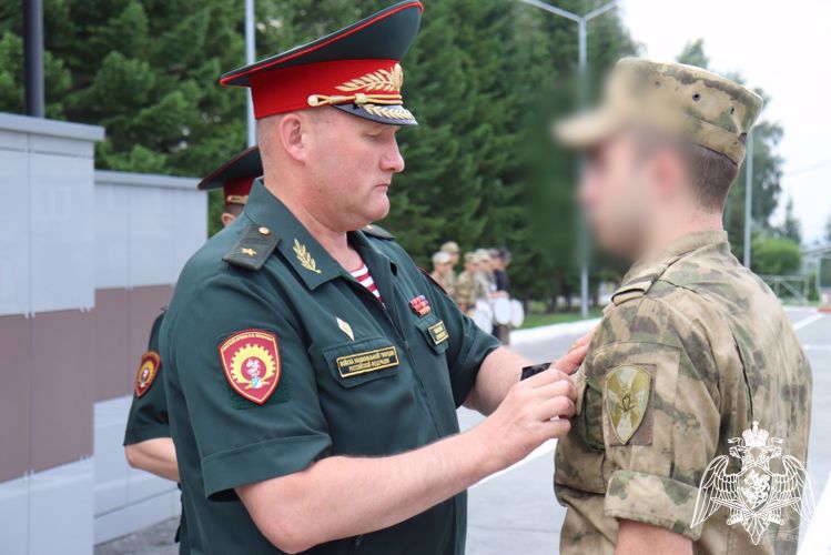 Курсантам Новосибирского института Росгвардии вручили государственные награды