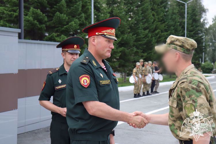 Курсантам Новосибирского института Росгвардии вручили государственные награды