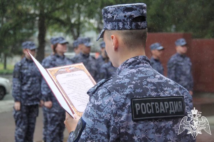 В Новосибирске сотрудники вневедомственной охраны Росгвардии приняли Присягу 