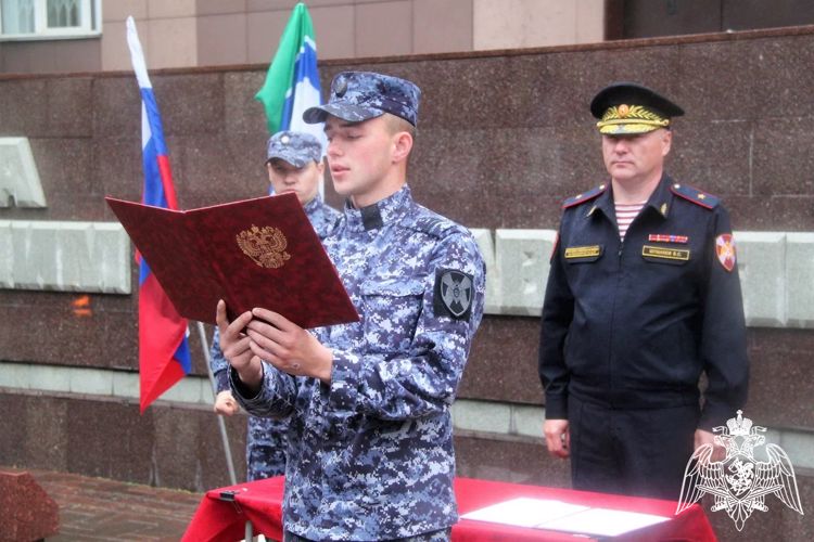 В Новосибирске сотрудники вневедомственной охраны Росгвардии приняли Присягу 