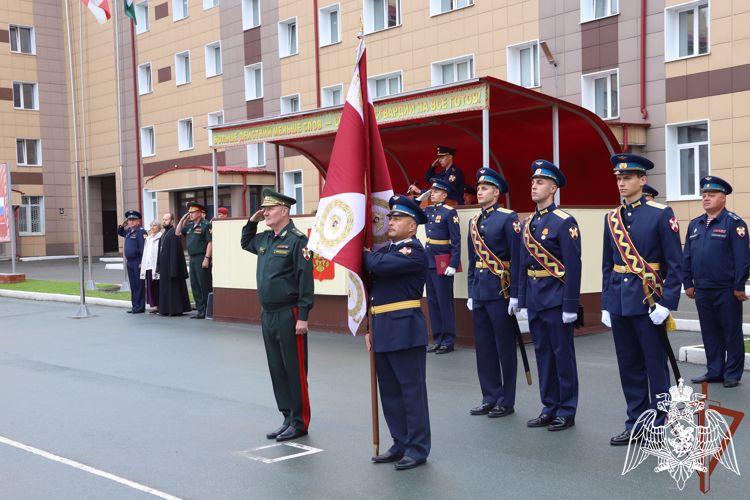 Боевое знамя авиационной эскадрильи вручил командующий Сибирским округом Росгвардии в Новосибирске