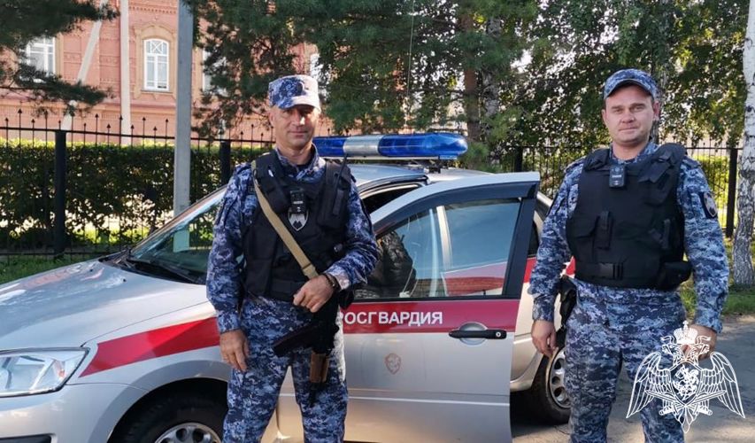 Росгвардейцы в Новосибирской области спасли людей на пожаре