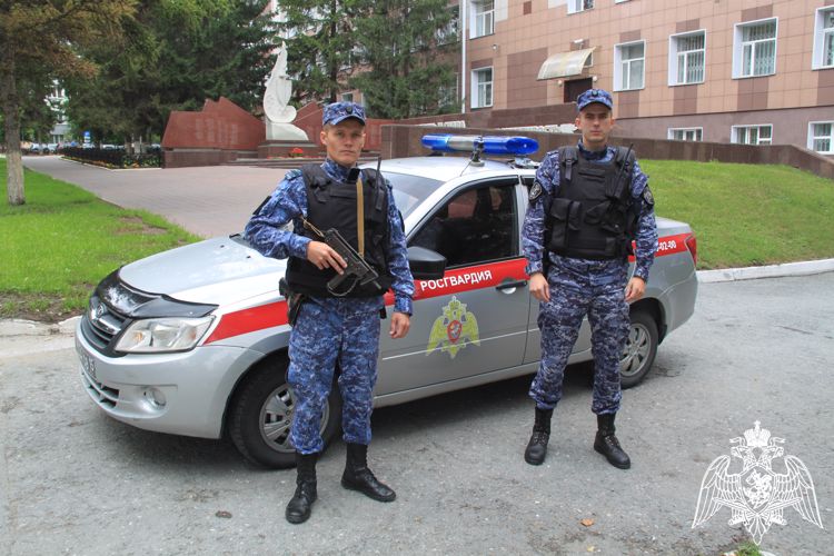 В Новосибирске экипаж вневедомственной охраны эвакуировал жильцов из горящего дома 