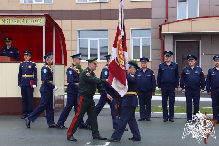 Боевое знамя авиационной эскадрильи вручил командующий Сибирским округом Росгвардии в Новосибирске