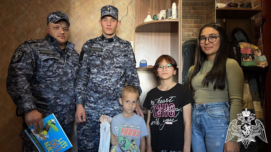 В Новосибирской области ко Дню знаний росгвардейцы помогают детям подготовиться к школе 