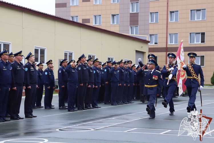 Боевое знамя авиационной эскадрильи вручил командующий Сибирским округом Росгвардии в Новосибирске