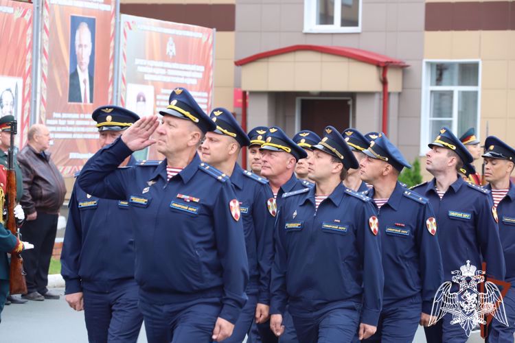 Боевое знамя авиационной эскадрильи вручил командующий Сибирским округом Росгвардии в Новосибирске