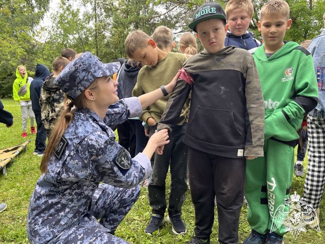 Военнослужащие и сотрудники Управления Росгвардии посетили детский лагерь в Новосибирске