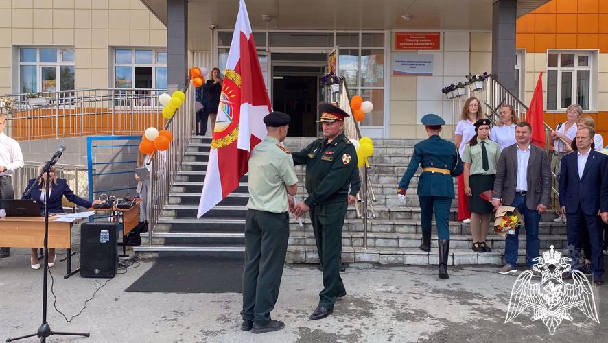 Начальник Новосибирского военного института Росгвардии открыл ведомственный класс в подшефной школе