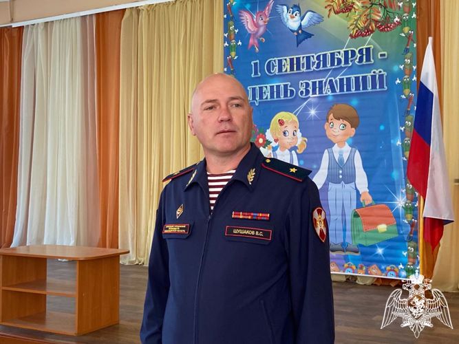 В День знаний сотрудники и военнослужащие Росгвардии обеспечили безопасность школьных линеек и поздравили учеников с праздником