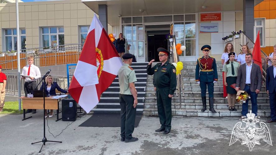 Начальник Новосибирского военного института Росгвардии открыл ведомственный класс в подшефной школе 